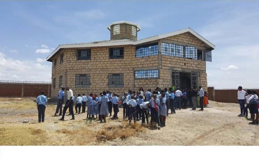 en gruppe mennesker som står utenfor en bygning