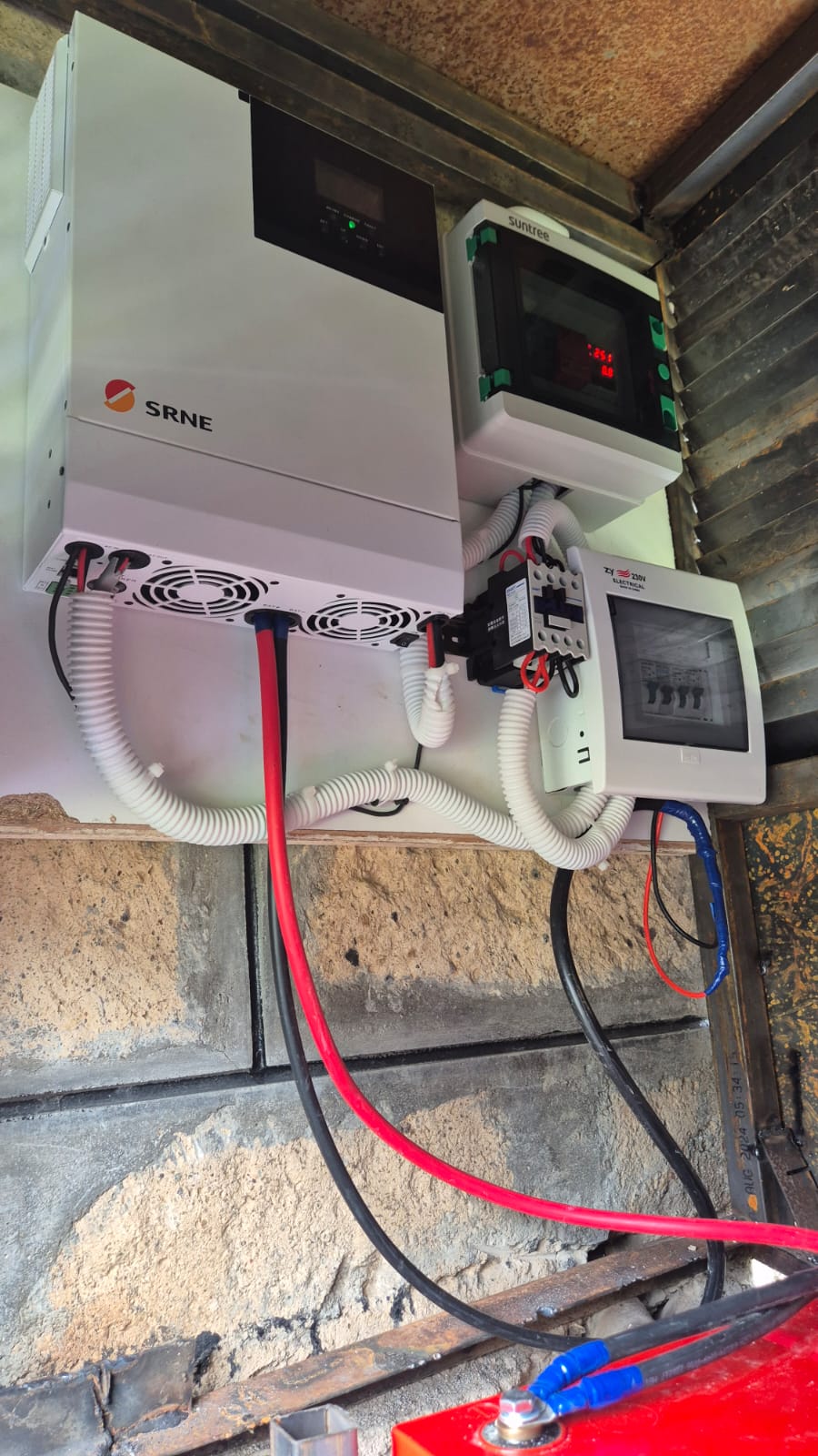 en maskin med ledninger