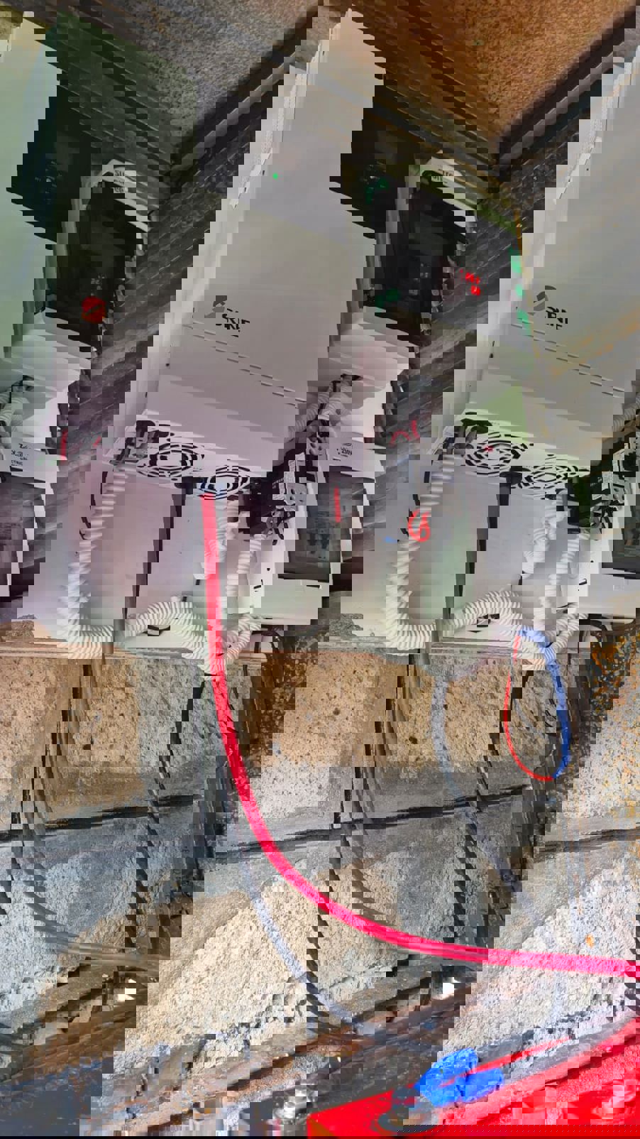 en maskin med ledninger