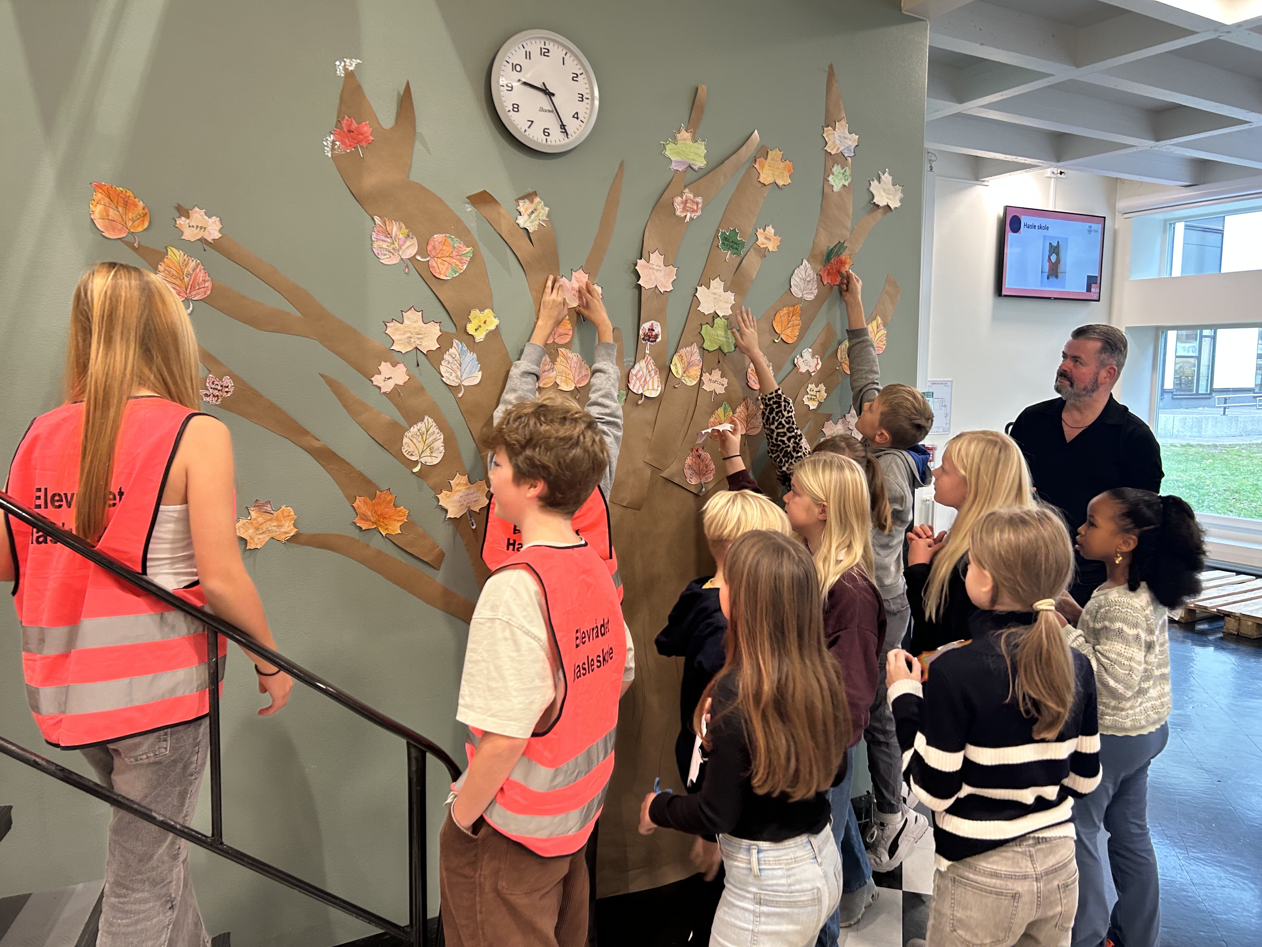 en gruppe mennesker som ser på en vegg med sommerfugler på