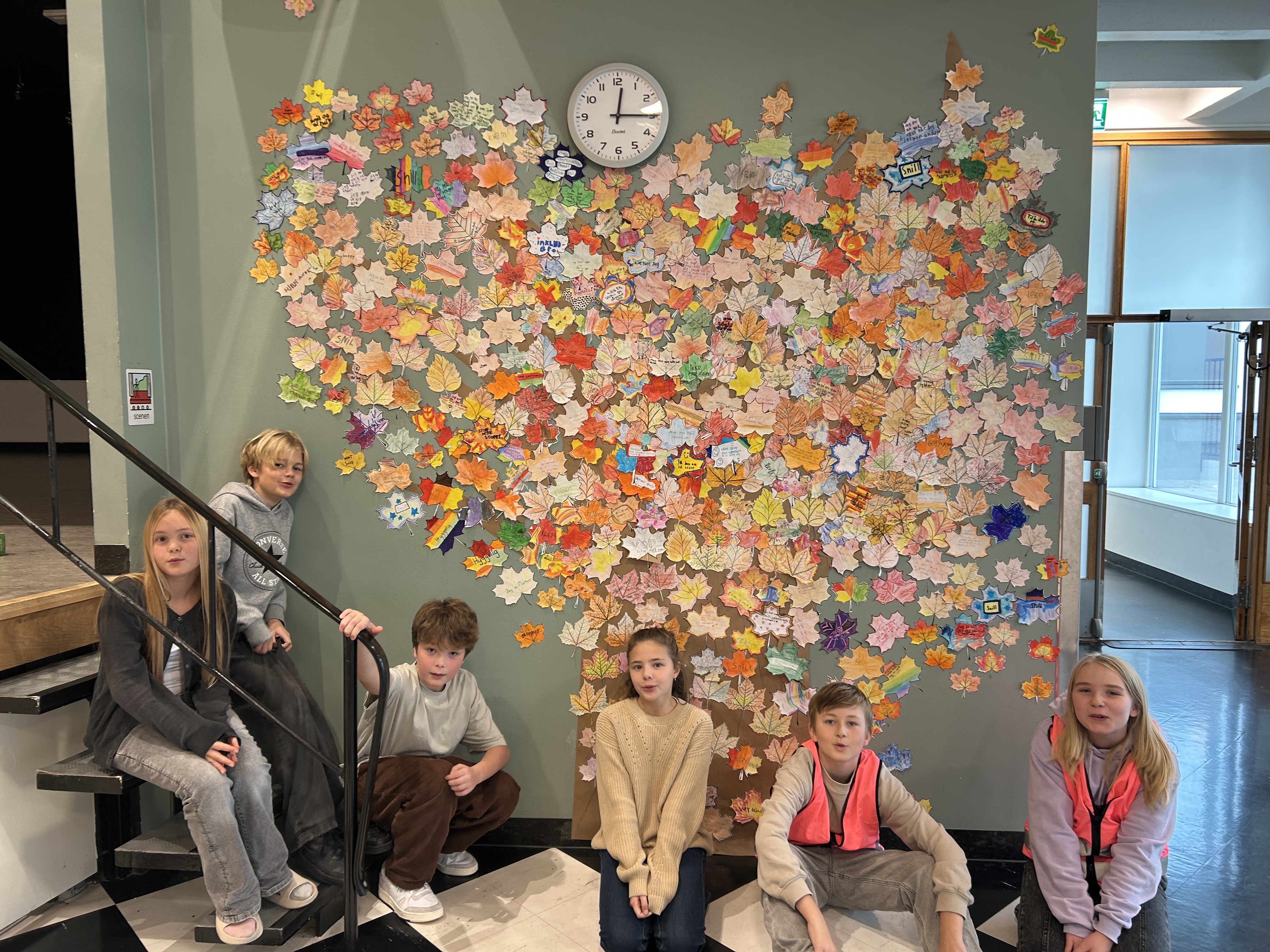 En gruppe mennesker som poserer for et bilde foran et stort juletre