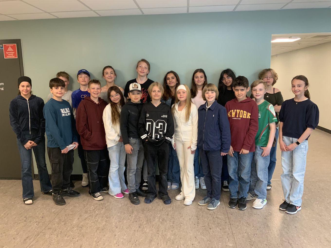 en gruppe mennesker som poserer for et bilde