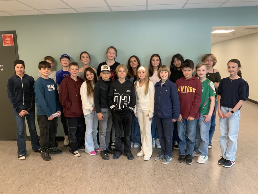 en gruppe mennesker som poserer for et bilde