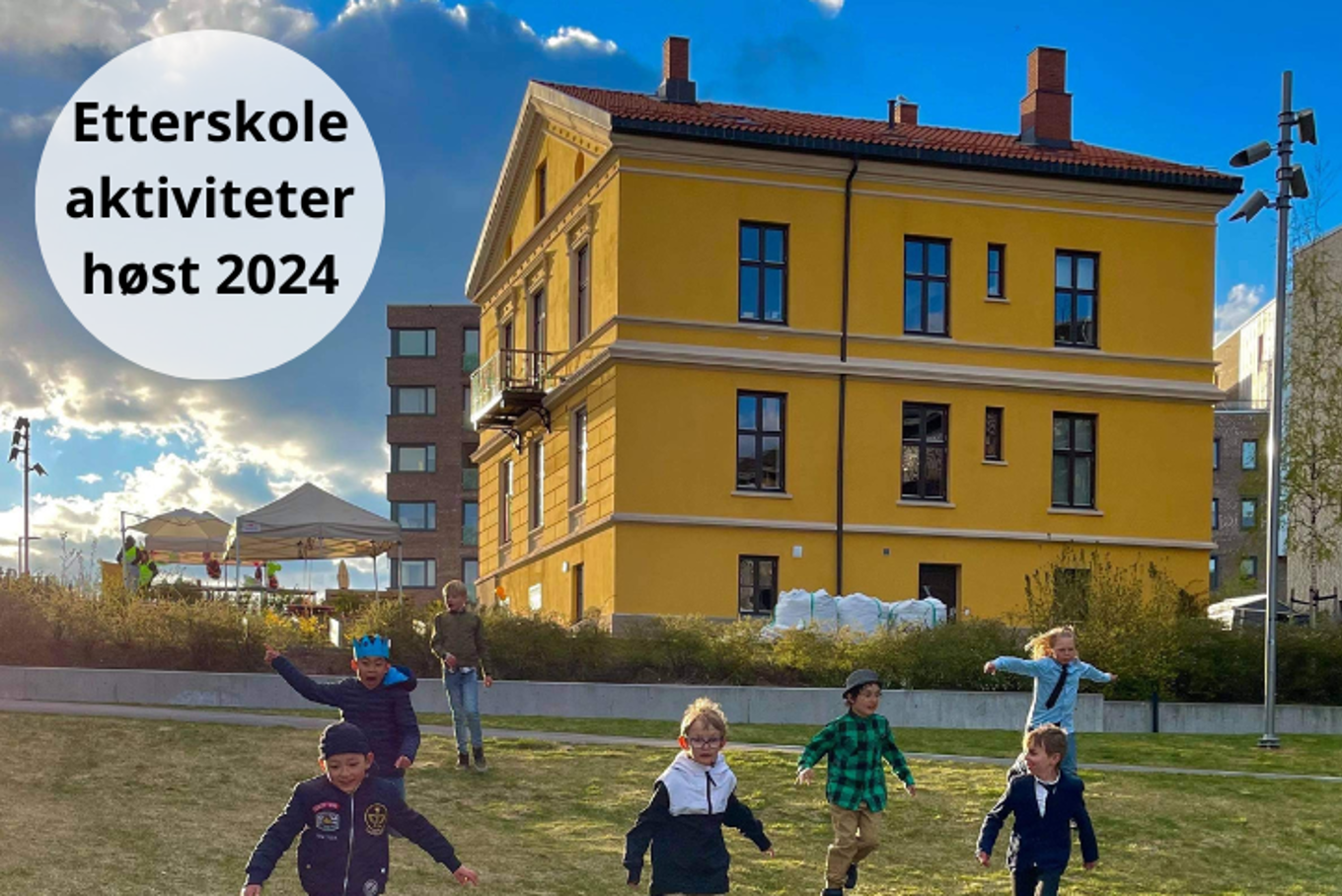 en gruppe mennesker som løper foran en gul bygning en gruppe mennesker som løper foran en gul bygning